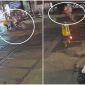 Thanh niên đi xe máy lao thẳng vào rào chắn lúc tàu đang đến gần: Cái kết khiến người xem 'đứng tim'