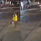 Thót tim clip thanh niên húc văng rào chắn, ngã trước mũi tàu, thoát chết thần kỳ nhờ 2 người phụ nữ