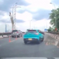 TP HCM: Bàng hoàng cảnh taxi công nghệ lạng lách khiến người đi đường 'thót tim' ở cầu Bình Triệu