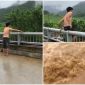 Xôn xao clip người đàn ông nhảy cầu xuống dòng nước lũ chảy xiết, người chứng kiến dửng dưng quay video
