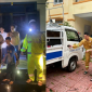 4 mẹ con trú bão trong nhà tắm, hoảng loạn vì mái tôn bị giật bay, bật khóc nức nở khi thấy công an