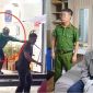 Cảnh tượng dở khóc dở cười khi công an bắt giữ tên cướp tiệm vàng, hé lộ danh tính gây choáng