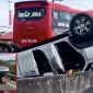 Hiện trường hỗn loạn: Ô tô lật ngửa giữa đường tại TP HCM khiến nhiều người dân hú vía