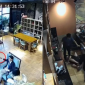 Hà Nội: Clip tổng tài giơ tay ra hiệu, người đi cùng hành hung nhân viên quán cafe sau 3 lần nhắc hút thuốc