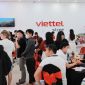 Ban lãnh đạo Viettel Store trực tiếp trao tận tay iPhone mới cho khách hàng