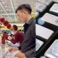 Giá vàng chao đảo, người dân đổ xô sang mua bạc khiến cửa hàng đông nghịt khách