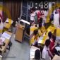 Camera ghi lại thái độ đáng sợ của cả lớp khi nam sinh hành hung cô giáo, lời giải thích quá vô cảm