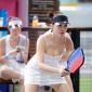 Vợ say sưa 'tán tỉnh' đồng đội nam đánh cặp pickleball, chồng bất lực kêu cứu