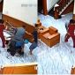 Camera ghi lại cảnh người đàn ông bị nhóm người xông vào nhà đánh gục, hé lộ nguyên nhân khó tin