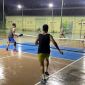 Không ngại thời tiết, nhiều người ra sân chơi pickleball giữa trời mưa bão
