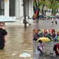 Học sinh và phụ huynh vật lộn với mưa ngập, Sở GD-ĐT Hà Nội cần phản ứng nhanh và quyết đoán hơn?