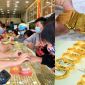 Giá vàng hôm nay 7/10: Thị trường trong nước 'sôi sục', giá vàng miếng và vàng nhẫn đồng loạt tăng kỷ lục