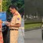 Clip bé gái trèo lên nóc ô tô gây xôn xao: Người mẹ bị phạt nặng, kể lại phút giật mình khi đang lái xe