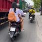 Camera ghi lại hành động phản cảm của 2 nữ sinh khi tham gia giao thông khiến dư luận bức xúc