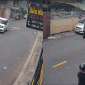 TP.HCM: Camera ghi lại cảnh ô tô gãy gập cửa vì tài xế mở cửa không quan sát, hiện trường cú va chạm mạnh?
