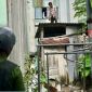 Khống chế người đàn ông cầm mảnh kính tự gây chảy máu gần ray tàu rồi leo lên mái nhà cố thủ