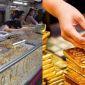 Giá vàng chốt phiên 11/12 biến động mạnh, vàng SJC và vàng nhẫn 9999 đảo chiều, nhà đầu tư lo lắng
