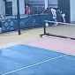 Clip người đàn ông 32 tuổi rơi xuống đất tử vong khi chơi pickleball ở sân thượng khiến nhiều người bàng hoàng