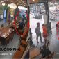 Chấn động clip chủ quán ở Hà Nội đánh nhân viên dã man, nạn nhân bỏ chạy vẫn bị xách dao đến gọi về