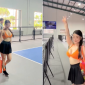 Mặc bikini khoe trọn vòng 1 trên sân pickleball, cô gái công khai thách thức cộng đồng mạng