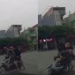 Phú Thọ: Mải trốn CSGT sau khi vượt đèn đỏ, hai thanh niên ‘đầu trần’ ngã sõng soài trước mũi ô tô