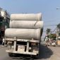 Thót tim cảnh xe kéo chở loạt ống cống bê tông chênh vênh, không dây chằng giữa đường đông ở Hà Nội