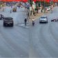 Người phụ nữ chở trẻ nhỏ lao sang đường, camera ghi lại tình huống va chạm nguy hiểm với ô tô