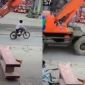 Tình hình đáng lo ngại của bé trai đi xe đạp bị máy xúc tông, cuốn vào gầm ở Thanh Hóa 