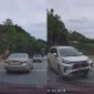 Hai ‘báo thủ’ không mũ bảo hiểm tông trực diện ô tô và cái kết, camera ghi lại toàn bộ diễn biến sự việc