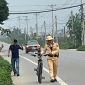 Hà Nội: Người đàn ông đi xe đạp ngỡ ngàng sau khi phải đóng phạt do vi phạm nồng độ cồn