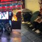 Toàn cảnh ngày vía Thần Tài tại Hà Nội: Người dân đội mưa xếp hàng từ đêm trước chờ giao dịch mua vàng