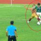 Tình huống hy hữu ở V.League 2, trận đấu không có VAR nhưng cầu thủ vẫn yêu cầu trọng tài 'xem lại'