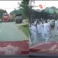 Xe tải lao thẳng vào đoàn người đang đưa tang, camera ghi lại giây phút khiến CĐM nín thở