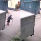 Xe tải lùi bất cẩn cuốn cụ ông đang đi bộ vào gầm, camera ghi lại hành động gây tranh cãi của tài xế