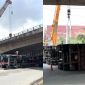 Hiện trường xe container chở 30 tấn hàng lật ngửa dưới gầm cầu, tài xế hiện ra sao?