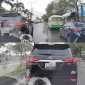 Công an vào cuộc điều tra vụ ô tô con đi giật lùi, chặn xe phía sau: Camera hé lộ diễn biến 'lạ'