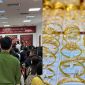 Giá vàng 23/3 giảm, tiệm vàng bán không giới hạn, người mua giao dịch dễ, chênh lệch trong nước và thế giới gần 30 triệu