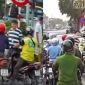 Công an xác minh ô tô dừng ngược chiều, hành hung tài xế xe máy ở Hà Nội: Làm rõ nguyên nhân mâu thuẫn
