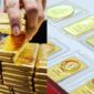 Giá vàng hôm nay (chiều 17/4) tiếp tục đi xuống: SJC, vàng nhẫn mất mốc, diễn biến trong một tháng hé lộ điều gì?