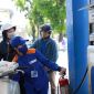 Tin giá xăng dầu trưa 29/4: Dầu diesel, xăng RON 92 và RON 95 đều ‘rẻ như bèo’, giá lăn bánh VinFast VF 5 ‘chạm đáy’