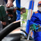 Giá xăng dầu hôm nay 30/4: Bảng giá Petrolimex, PVOIL, Mipec… Giá RON 95, diesel ở Việt Nam rẻ