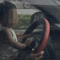 Công an Hà Nội thông tin nóng về clip tài xế đặt bé trai trong lòng, để trẻ cầm vô lăng lúc lái xe