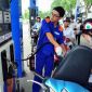 Giá xăng dầu sáng nay 6/5: Dầu diesel, xăng RON 92 và RON 95 đều đang cực rẻ, giá lăn bánh VinFast VF 7 cũng siêu 'mềm'