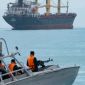 Diễn biến tại eo biển Hormuz: Iran nêu tuyến đường an toàn duy nhất, Mỹ dừng hỗ trợ chiến dịch hàng hải
