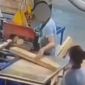 Nam công nhân ở công ty gỗ bị máy cắt đứt lìa 4 ngón tay, tình trạng hiện tại ra sao?
