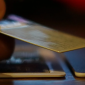 Cận cảnh chiếc máy tính Muxcard mỏng 1mm bằng tấm thẻ ATM, có Wi-Fi và màn hình E-Ink