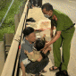 Cảnh người chồng ‘bàng hoàng’, đau đớn ôm vợ bầu sắp sinh tử vong sau khi bất ngờ tự ngã xe