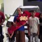 Gia đình ăn mặc giản dị đi nhận ô tô 700 triệu đồng làm nghề gì? Câu chuyện phía sau được ngưỡng mộ