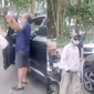 Người phụ nữ lao vào chửi bới, đánh tài xế ô tô đáng tuổi cha mình, nguồn cơn từ đâu?