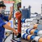 Giá xăng dầu hôm nay tối 22/5: Dầu Brent tăng vọt áp sát mốc mới, xăng E10 rẻ hơn xăng RON95